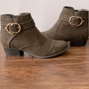 Unisa Womens Suede Leather Ankle Top Round Toe Block Heel Booties
